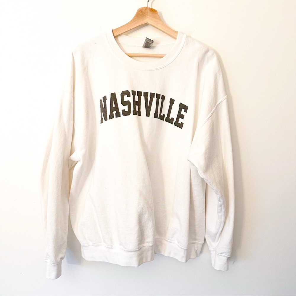 ⭐️ Gildan White Nashville Crew Neck Sweater